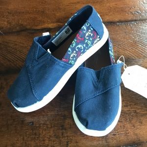 NWT Toms, size 10 toddler/lil kid shoes